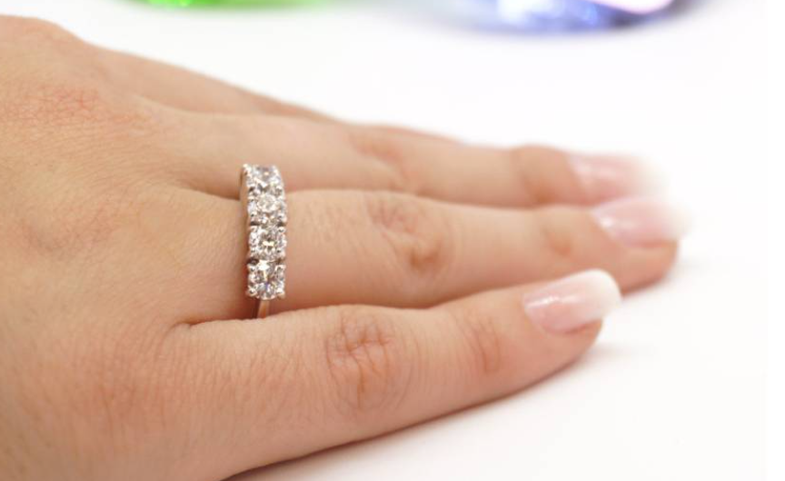 Anello veretta certificato HRD con 5 diamanti naturali 1,25 ct