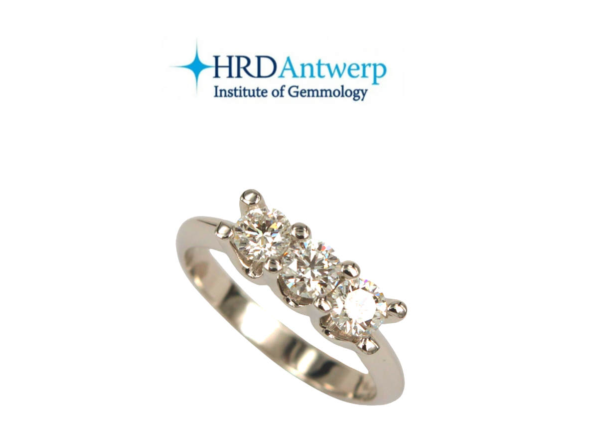 Anello Trilogy certificato HRD in oro bianco 18k e 3 diamanti naturali 0,56 ct