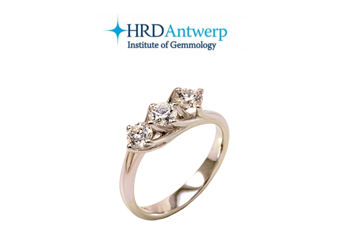 Anello Trilogy certificato HRD con 3 diamanti naturali 0,74 ct