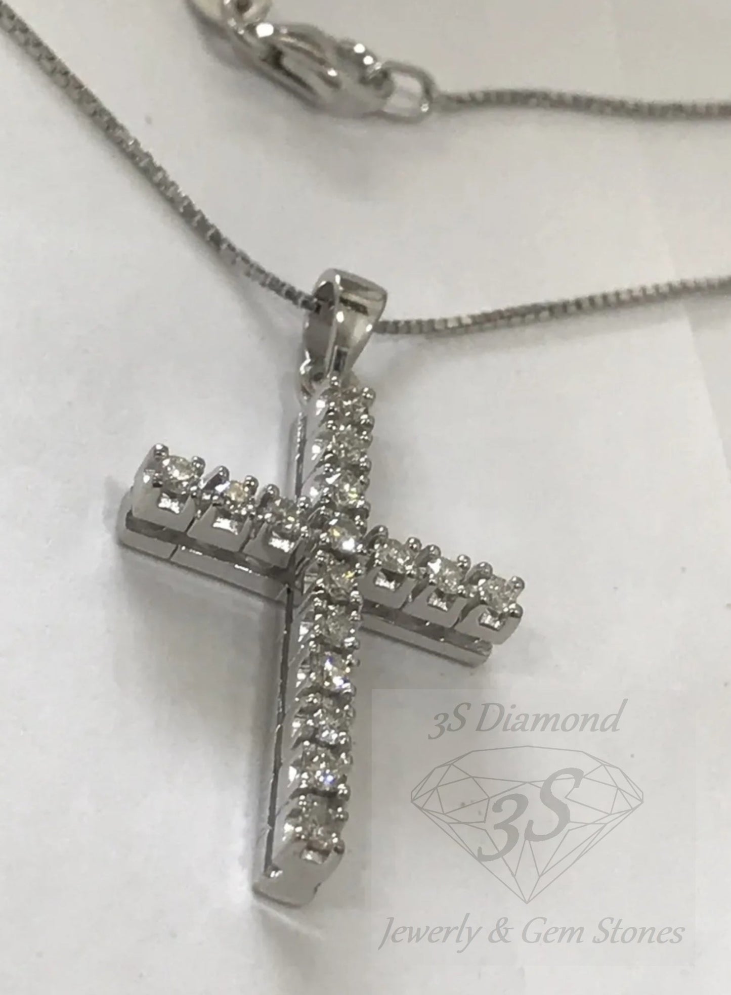 ciondolo croce in oro bianco 18k e 11 diamanti naturali 0,35 ct