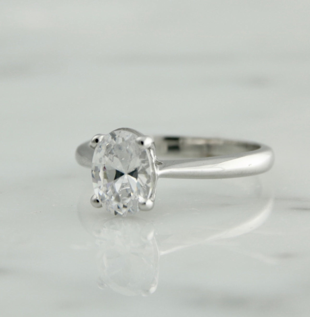 anello solitario ovale in oro bianco 18k e diamante naturale centrale 0,55 ct