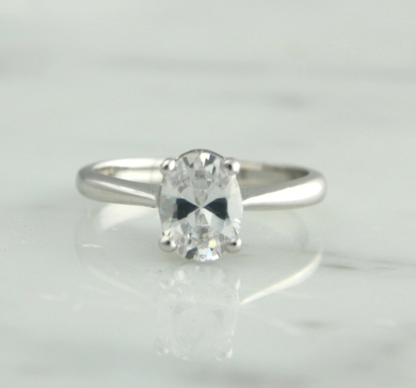 anello solitario ovale in oro bianco 18k e diamante naturale centrale 0,55 ct