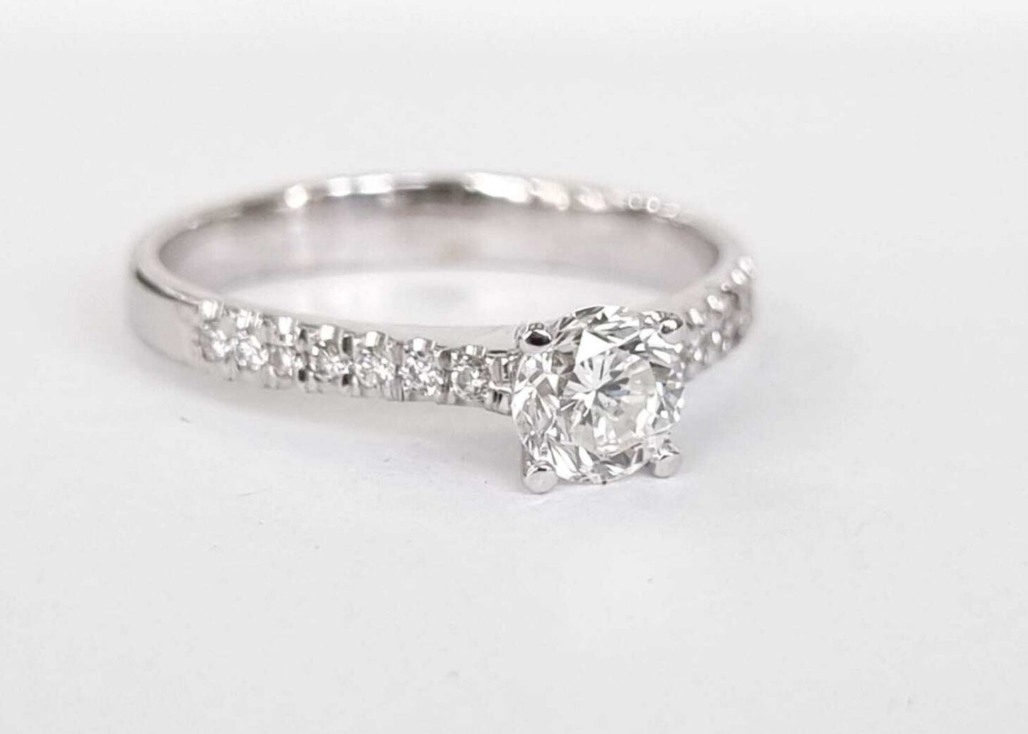 Anello fidanzamento in oro bianco 18k e diamanti naturali certificato igi 0.69ct