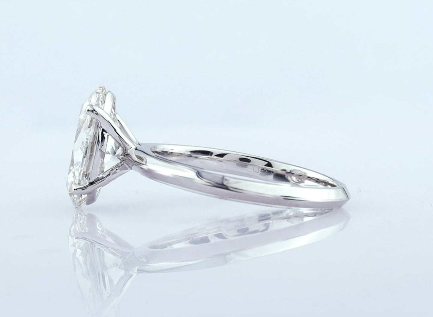 Anello solitario in oro bianco 18k e diamante naturale taglio ovale 2.00ct