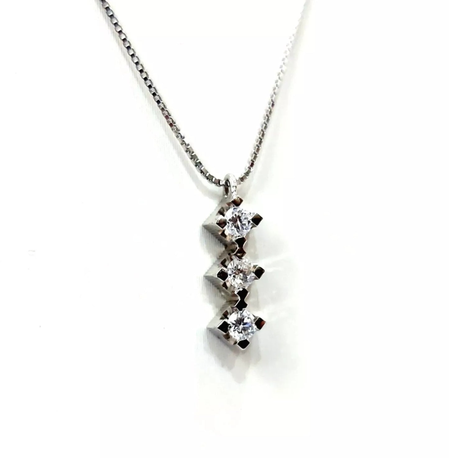 ciondolo trilogy in oro bianco 18k e 3 diamanti naturali 0,75ct