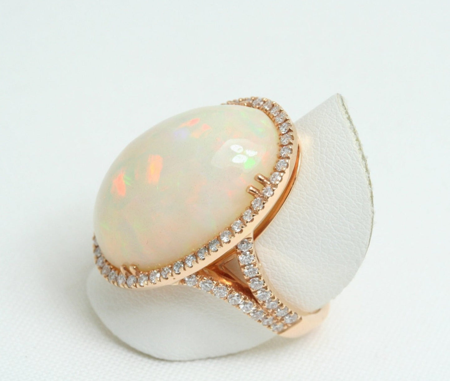 Anello in oro giallo e diamanti naturali 0.81ct e opale 16.30ct