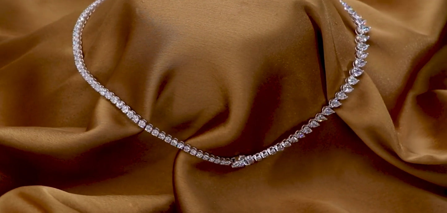 Collana tennis in oro bianco 18k e diamanti naturali taglio pera 37.50c