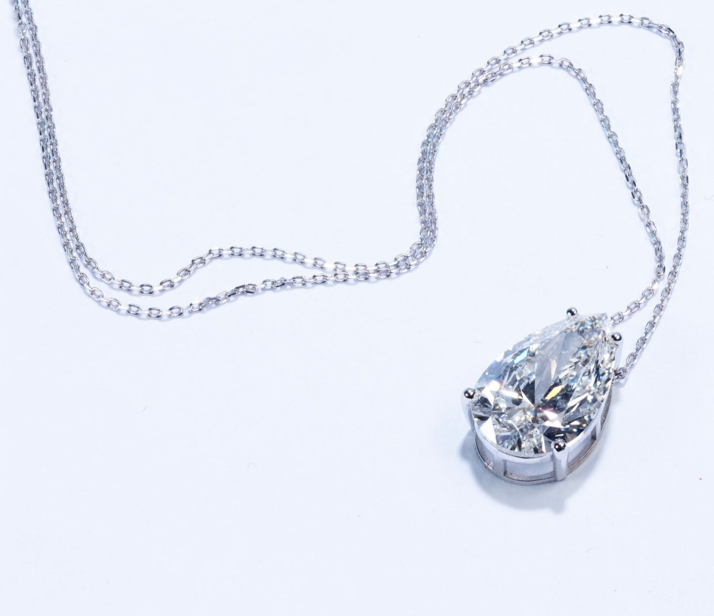 Collana in oro 18k e diamante naturale pera certificato IGI 0.50ct D IF