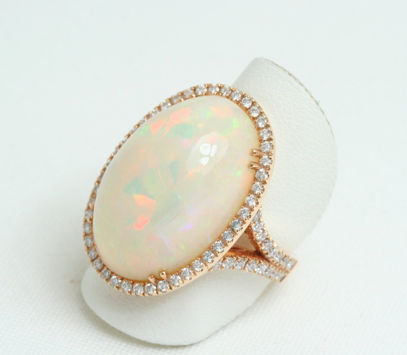 Anello in oro giallo e diamanti naturali 0.81ct e opale 16.30ct