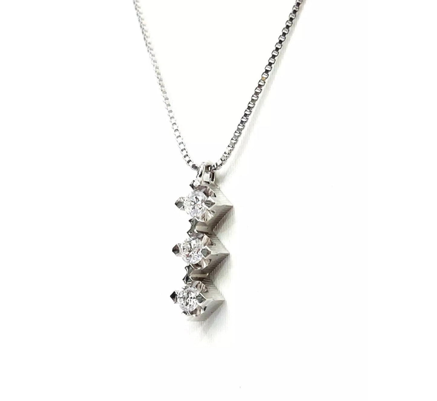 ciondolo trilogy in oro bianco 18k e 3 diamanti naturali 0,75ct