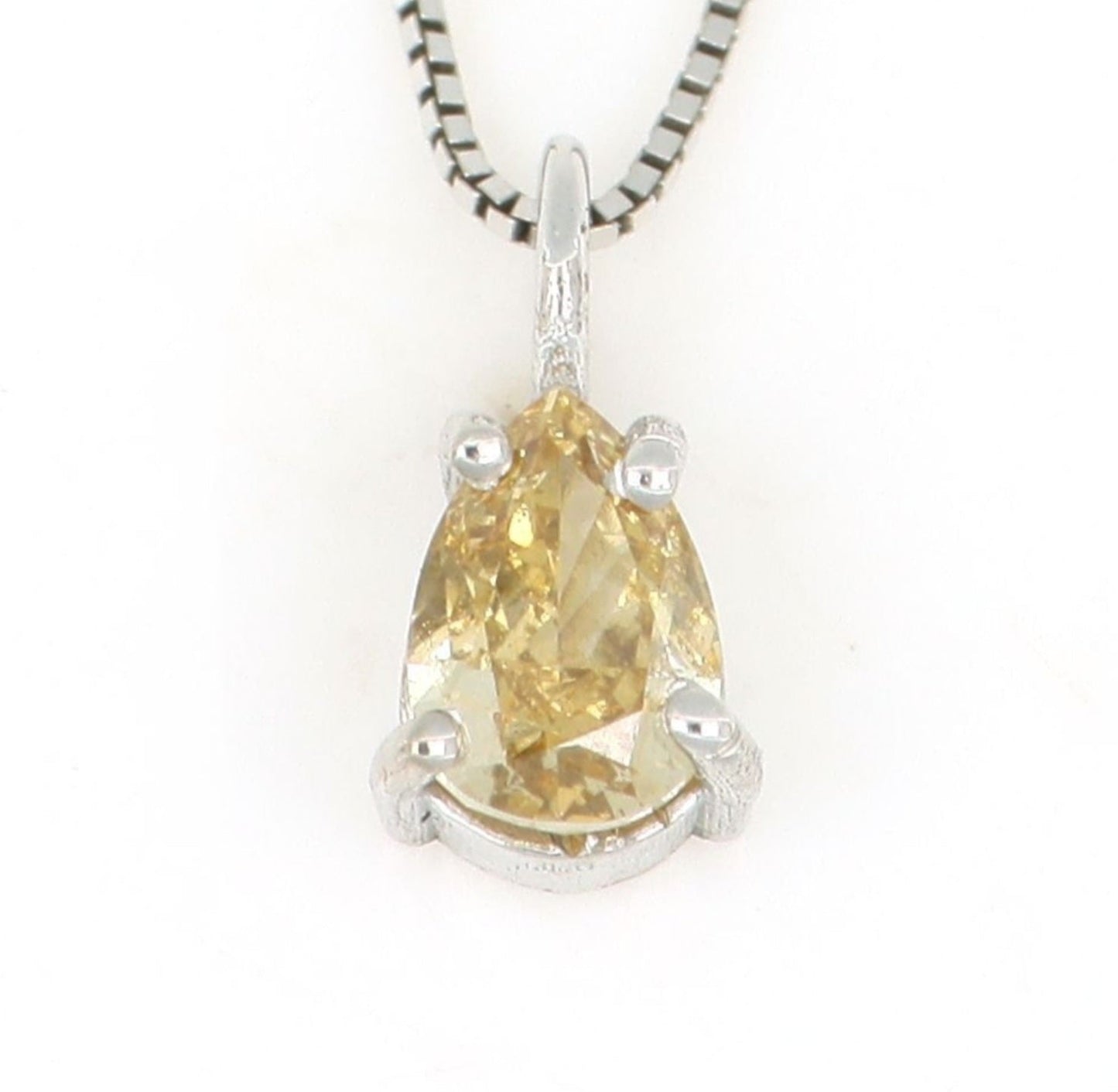 Ciondolo punto luce con diamante naturale taglio pera certificato GIA 0.67 ct