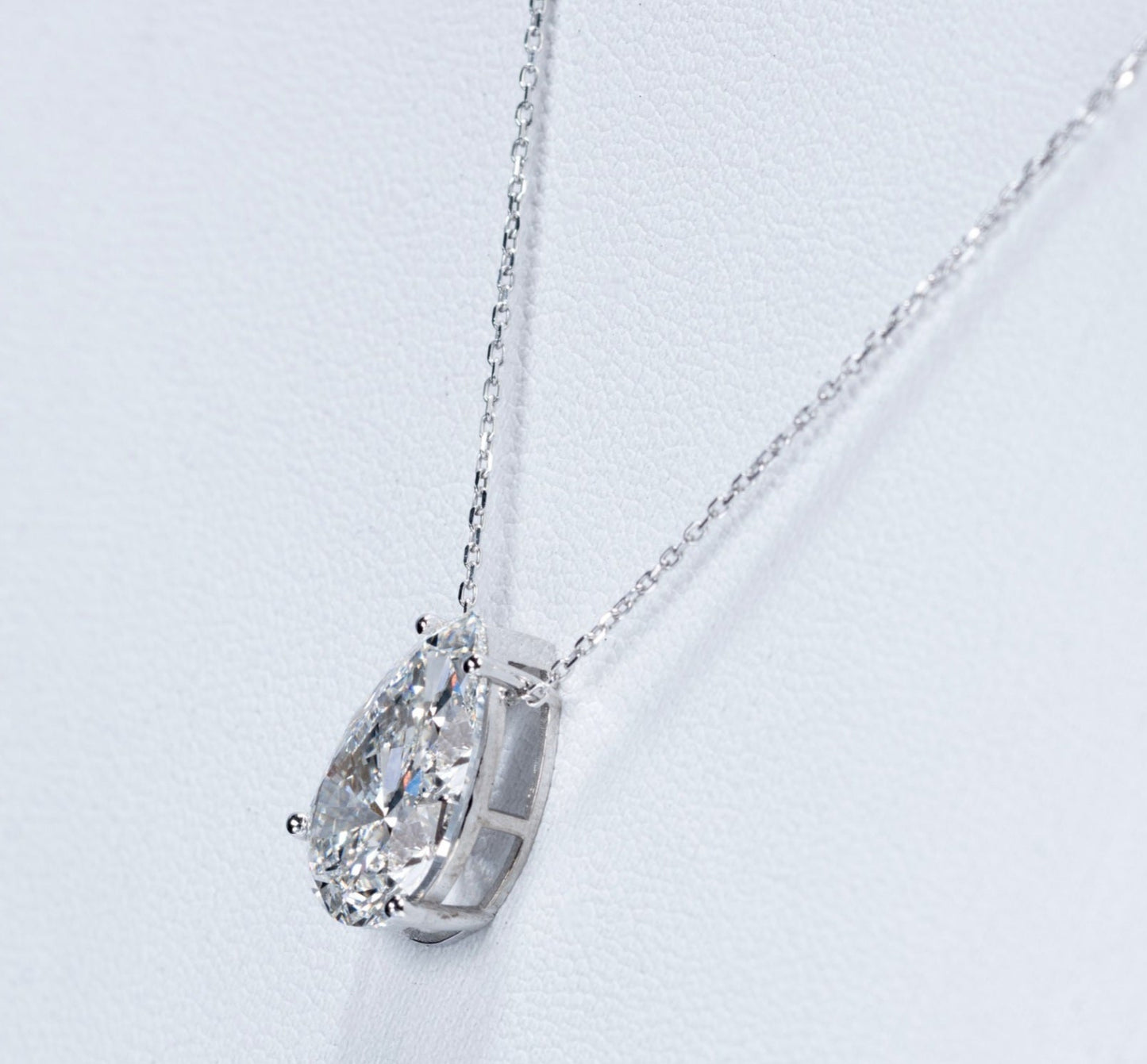 Collana in oro 18k e diamante naturale pera certificato IGI 0.50ct D IF