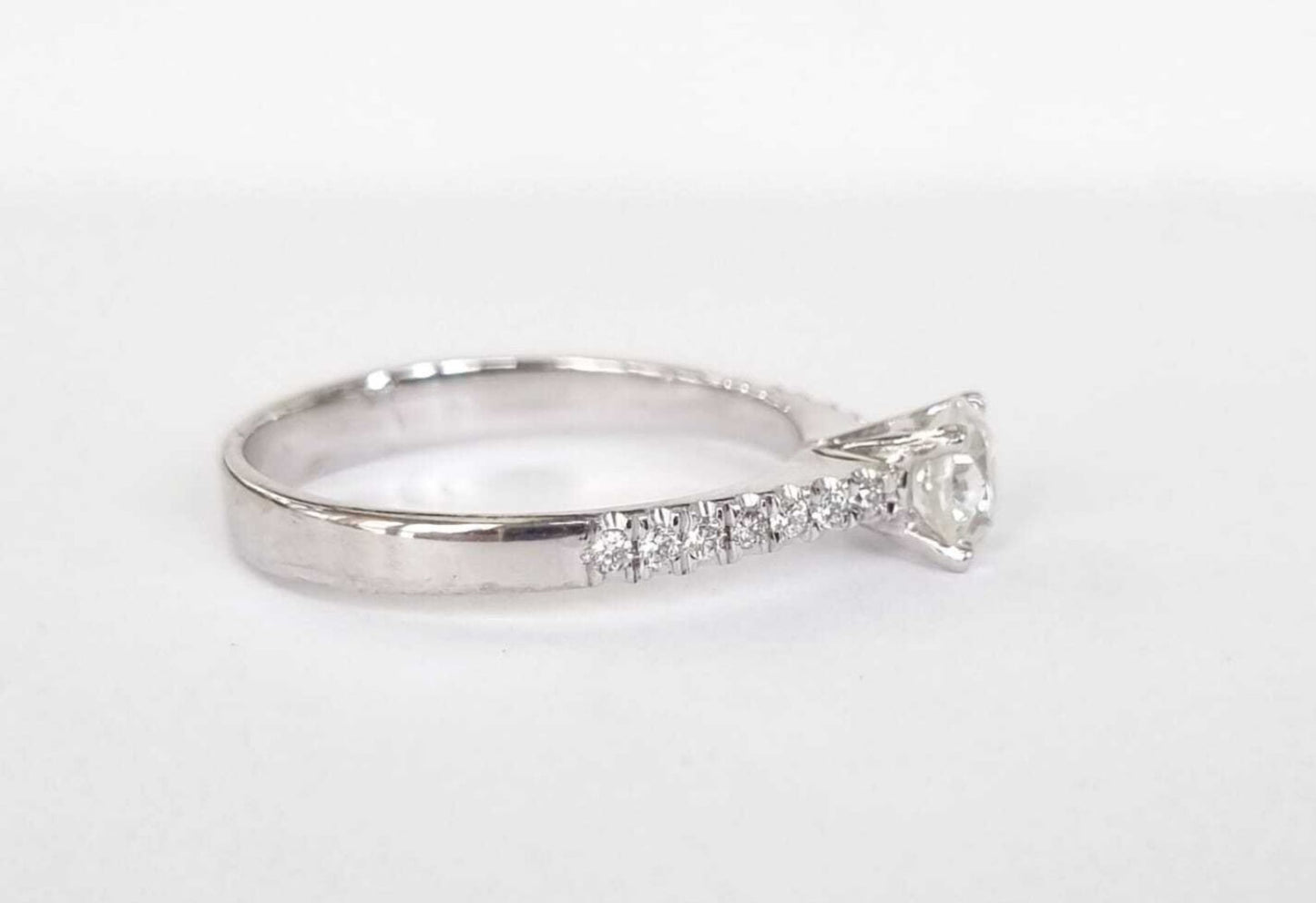 Anello fidanzamento in oro bianco 18k e diamanti naturali certificato igi 0.69ct