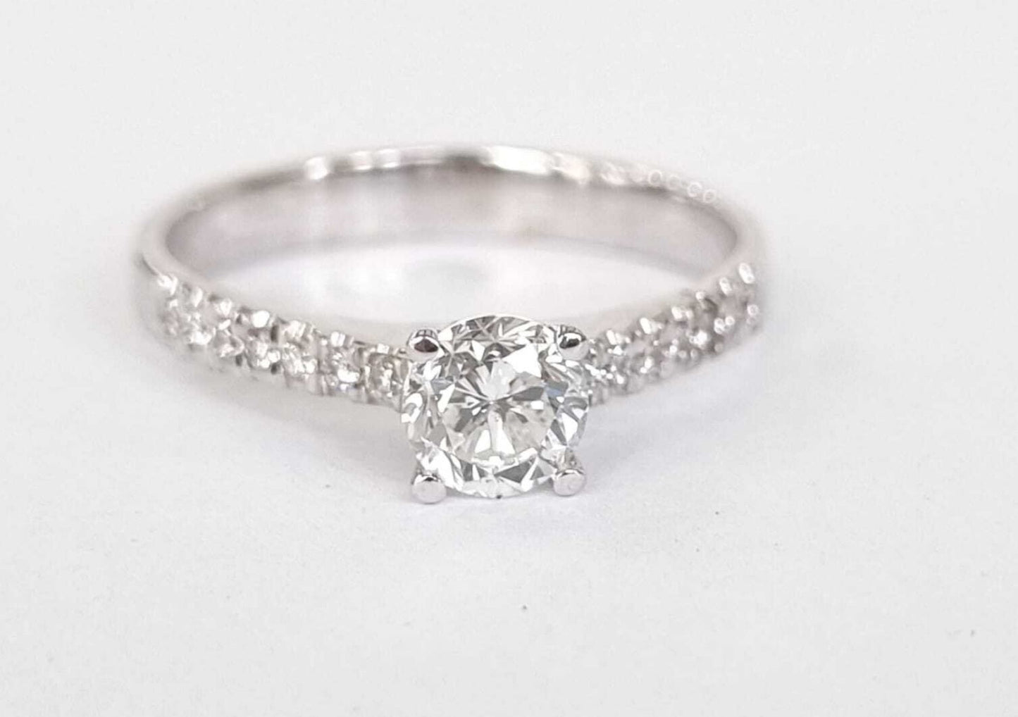 Anello fidanzamento in oro bianco 18k e diamanti naturali certificato igi 0.69ct