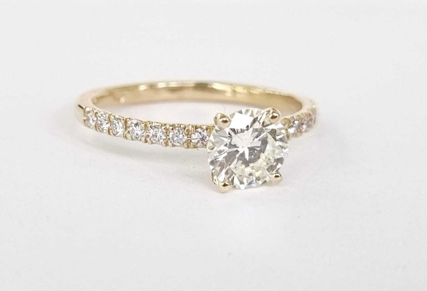 Anello fidanzamento in oro bianco 18k e diamanti naturali certificato igi 0.54ct