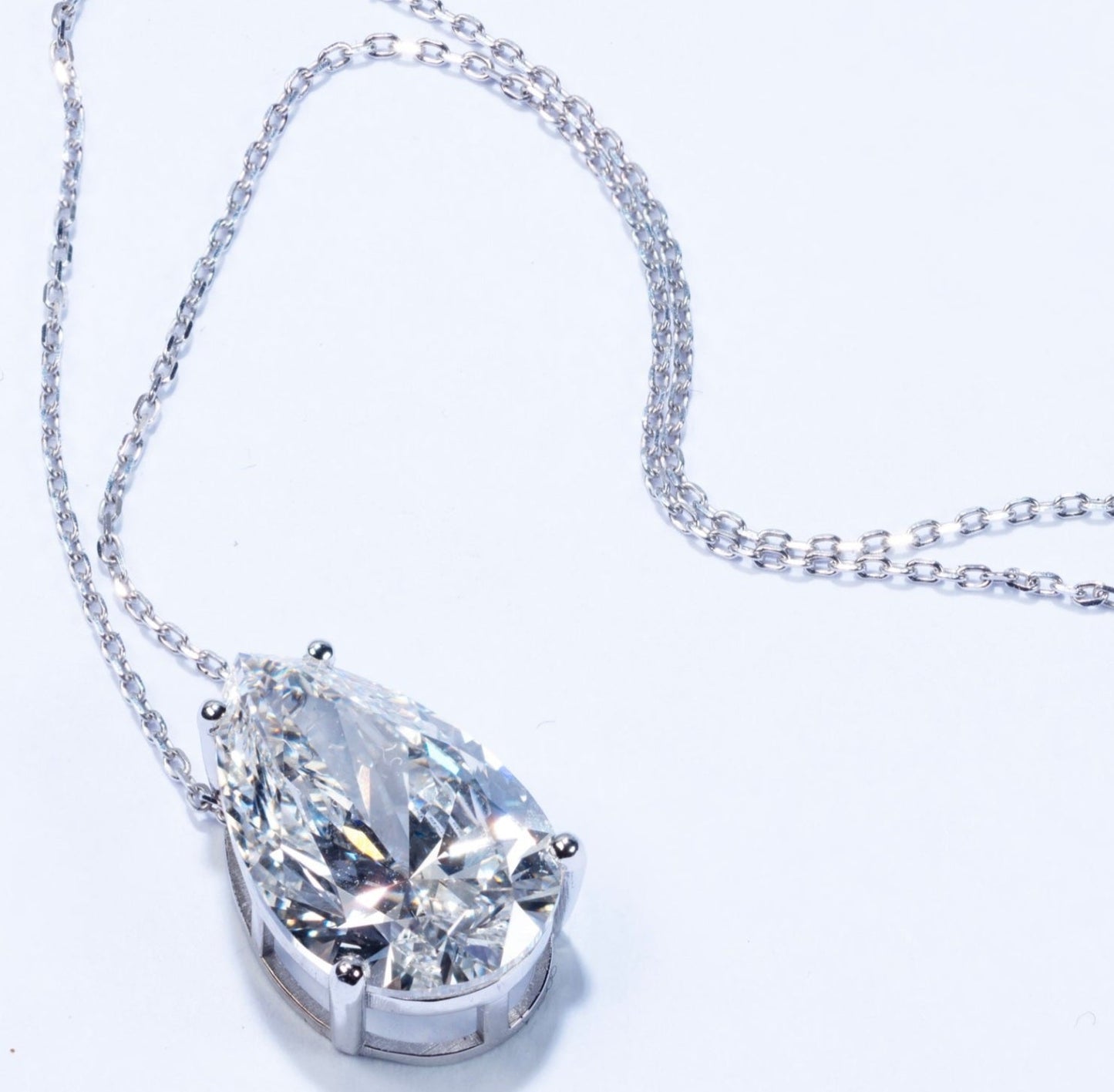 Collana in oro 18k e diamante naturale pera certificato IGI 0.50ct D IF