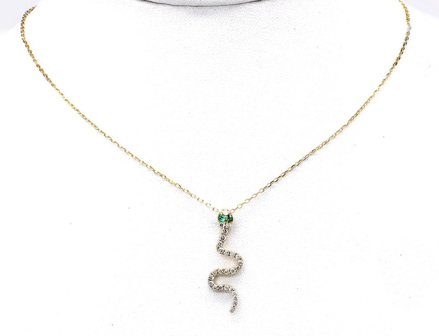 Collana con ciondolo in oro giallo 18k con diamanti naturali 0.35ct